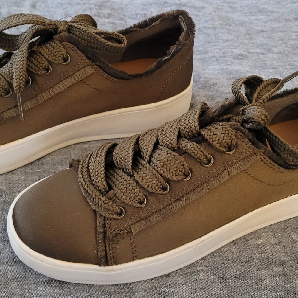 New Bronzy brown sneakers.